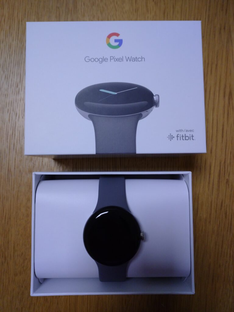 開封直後のGoogle Pixel Watch。Lサイズのアクティブバンドが装着されています。