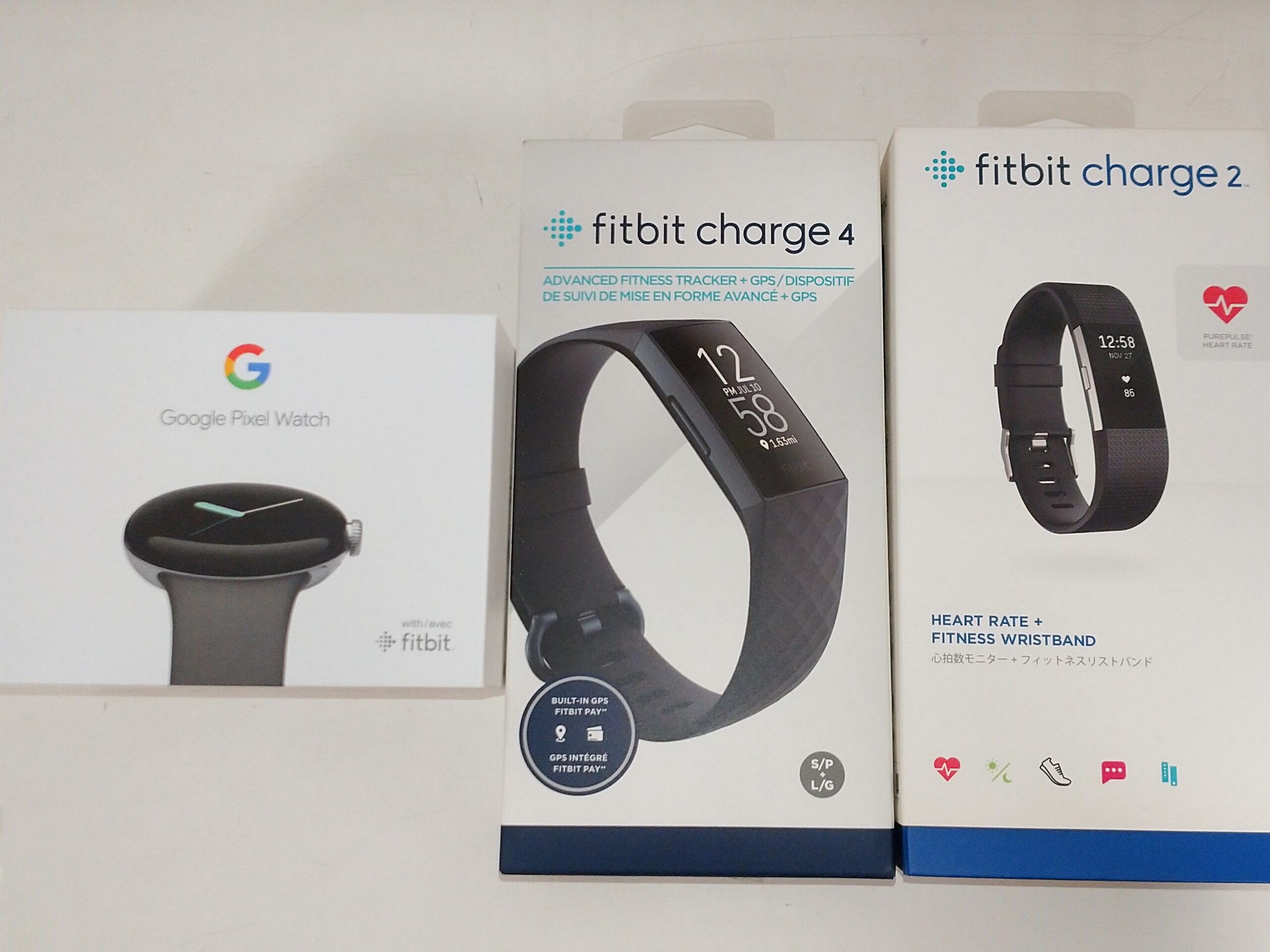 これまで使ってきたFitbit Charge2、Charge4と、新しく手に入れたGoogle Pixcel Watchの箱