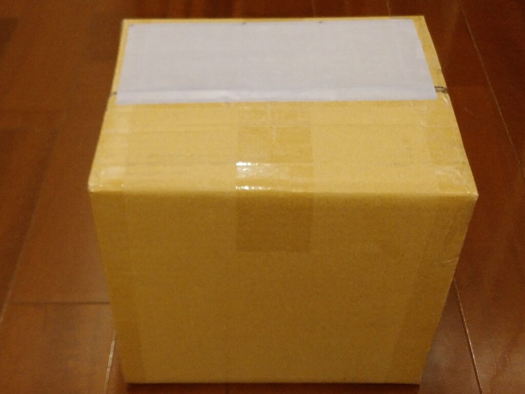 IKEAから届いたダンボール箱。高さはそれなりにありましたが、上から見るとA4サイズより小さいものでした。